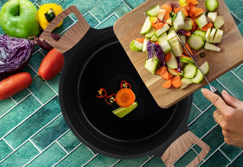 Materiale de calitate alese pentru o gătire rapidă, oferind o durată lungă de viață vaselor de gătit.