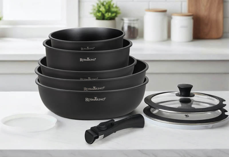 O bucătărie ordonată, fără aglomerație.