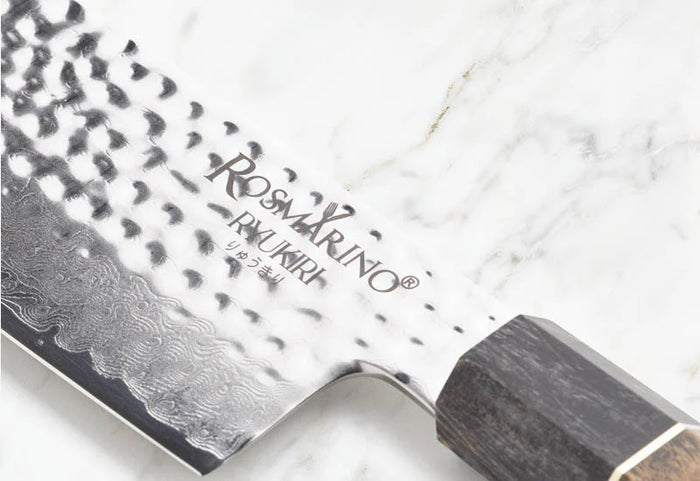 Combinație de oțel inoxidabil premium, model Damascus și mâner din lemn.