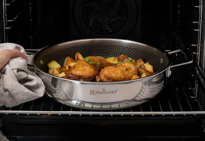 Gătire impecabilă fără lipirea alimentelor și mânere mereu reci.