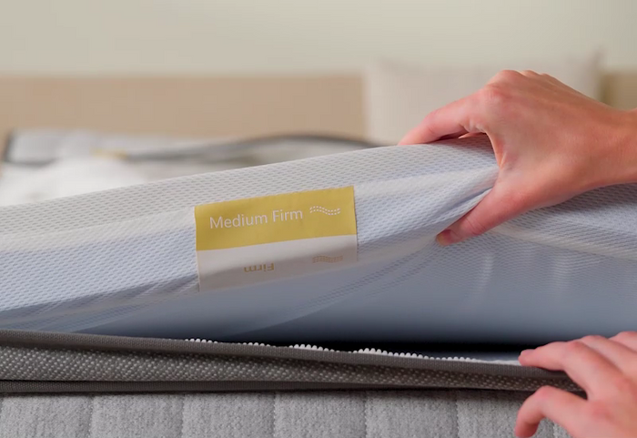 Ajustează fermitatea saltelei în funcție de nevoile tale grație topperului reversibil.