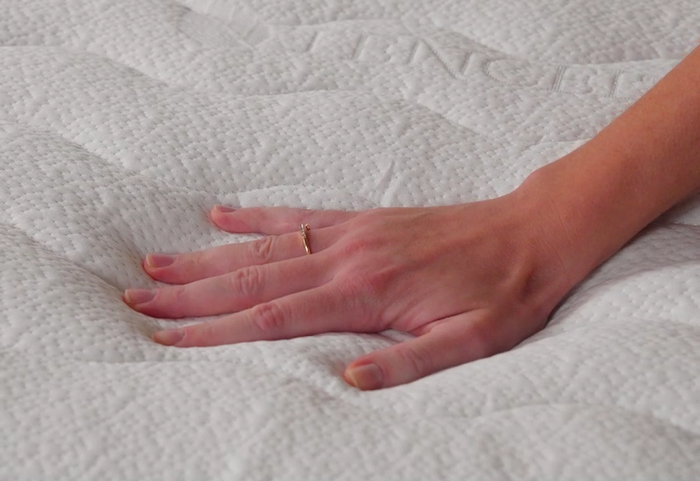 Ionii de argint și materialul Tencel asigură un mediu de somn curat și revigorant.